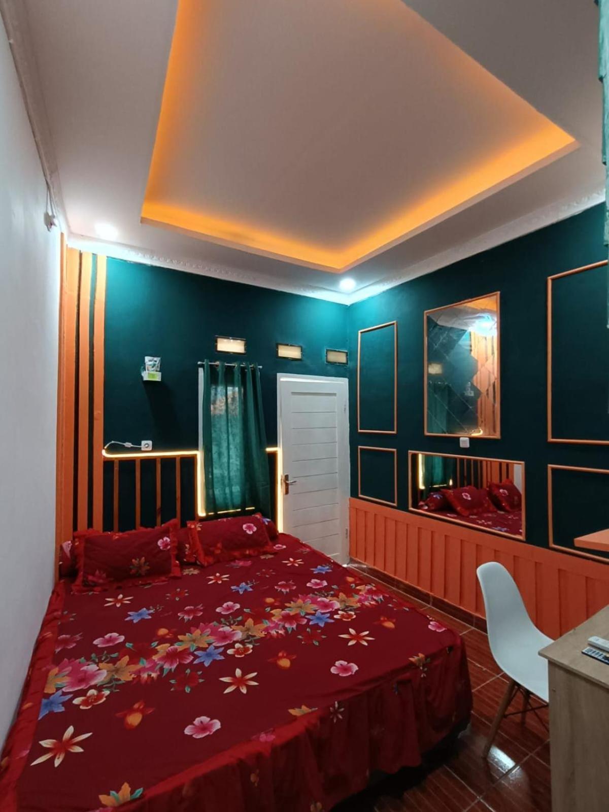 Oyo Life 92977 Neba Kost Aesthetic Hotel Peladen ภายนอก รูปภาพ